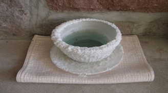 Mỗi tối đặt 1 bát muối ở góc phòng ngủ hoặc cạnh cửa sổ: Bạn sẽ bất ngờ vì công dụng tuyệt vời