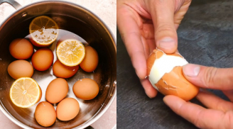 Luộc trứng bỏ thêm vài lát chanh tươi, bạn sẽ thấy kết quả bất ngờ khi lột vỏ thành phẩm
