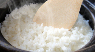 Bí quyết nấu cơm dẻo, để nguội vẫn ngon, lâu bị thiu: Vo gạo xong đừng nấu ngay, hãy làm thêm bước này