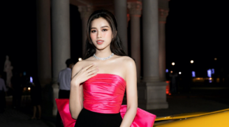 Hoa hậu Đỗ Hà bối rối khi gặp sự cố trang phục trên sóng truyền hình trực tiếp