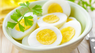 Chỉ luộc trứng bằng nước lạnh là thiếu sót: Thả thêm thứ này luộc, trứng dễ bóc vỏ, tăng dinh dưỡng