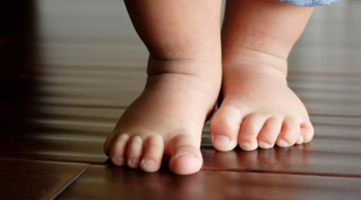 Trẻ 'đi giày sớm' và trẻ 'luôn đi chân đất': Khác biệt ở IQ và 2 điểm này khi lớn lên