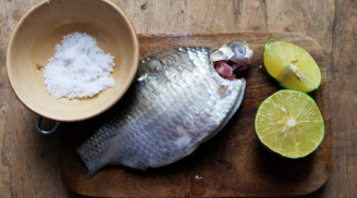 Rửa cá với muối, gừng chưa đủ, làm thêm 1 bước để khử sạch mùi tanh