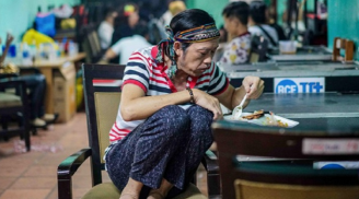 Xôn xao khoảnh khắc Hoài Linh ngồi co hai chân lên ghế ăn cơm hộp sau ồn ào từ thiện