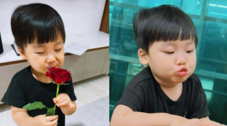 Con trai Hoà Minzy còn nhỏ đã biết tặng hoa cho mẹ trước ngày sinh nhật, nhìn biểu cảm cưng xỉu