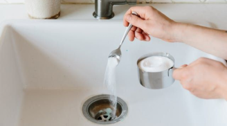 Đổ kem tẩy lông vào cống thoát nước tưởng lãng phí, 30 phút điều kỳ diệu xảy ra khiến mọi người đều muốn thử