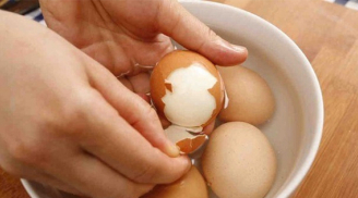 Luộc trứng đừng chỉ dùng nước lã, thêm 2 thứ này lòng đỏ mới mềm, vỏ dễ bóc