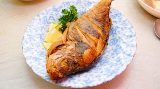 Rán cá đừng chỉ bỏ mỗi dầu ăn: Thả thêm thứ này cá vàng ươm, giòn da không dính chảo