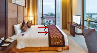 Tại sao khách sạn nào cũng trải 1 mảnh vải ngang giường: 90% mọi người không biết tác dụng của nó