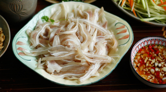 Luộc tai lợn hay bị thâm xỉn, khô cứng, thêm thứ này vào tai trắng tinh, giòn sần sật