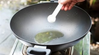 Cho thứ này vào chảo, tha hồ chiên rán mà không sợ bắn dầu