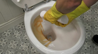 Bồn cầu đóng cặn bẩn, vàng ố cỡ nào cứ dùng 4 thứ này vệ sinh là sạch bong như mới