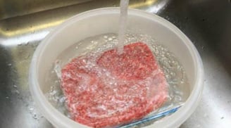 Rã đông thịt bằng nước lạnh là dại: Chuyên gia chia sẻ cách rã đông siêu nhanh không mất chất dinh dưỡng
