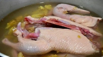 Luộc vịt đừng đổ thẳng nước lạnh vào: Đem nấu cùng thứ này thịt hết sạch mùi hôi, đậm đà ngon hết nấc
