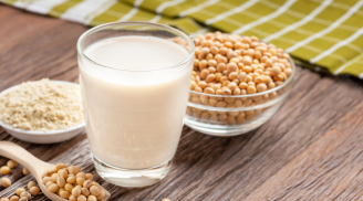 Sữa đậu nành ngon - bổ - rẻ nhưng uống sai dễ rước bệnh vào người: 5 nhóm người nên tránh xa