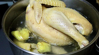 Luộc gà nên để úp hay ngửa mới đúng: Đa số làm sai khiến thịt gà không sống thì nát, ăn không ngon