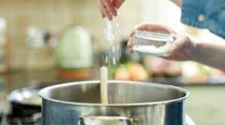 Lỡ tay nấu mặn đừng vội đổ đi hoặc chỉ thêm nước lã: Dùng thứ này món ăn thơm ngon trở lại tức thì