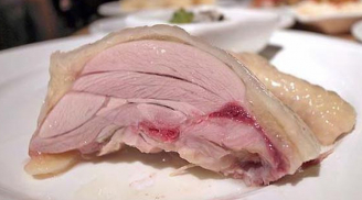 Thịt gà luộc bị đỏ không phải do chưa chín: Làm cách này là xử lý được ngay