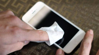 Đừng lau màn hình điện thoại bằng giấy ăn: Làm cách này mới sạch bụi và dấu vân tay, không lo trầy xước