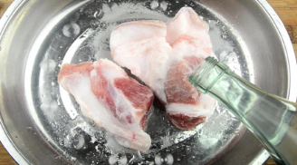 Thịt lấy ra từ tủ lạnh cứng như đá: Dùng 2 thứ này để rã đông, thịt mềm ngay lại không bị nhạt