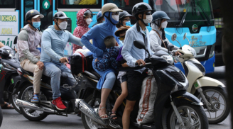 Cha mẹ chở thêm 2 con trên xe máy có bị phạt không?
