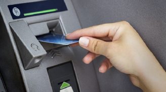 Rút tiền ở cây ATM bị nuốt thẻ: Làm ngay việc này bạn sẽ lấy lại được thẻ nhanh nhất