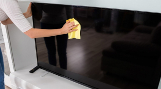 Lau màn hình TV đừng dùng giấy ăn hay nước lã: Làm theo cách này vừa sạch bụi bẩn vừa an toàn