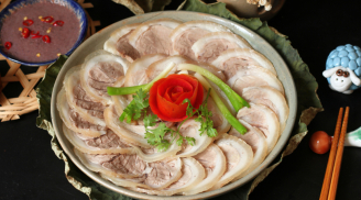 Luộc thịt xong đừng gắp ngay ra đĩa, làm thêm 1 bước để thịt trắng tinh, thơm nức, thái mỏng tang