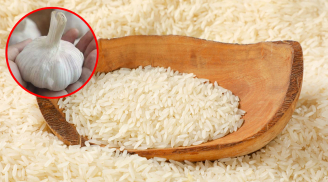 Vùi tỏi vào thùng gạo: Việc đơn giản nhưng có công dụng tuyệt vời, ai cũng muốn học theo