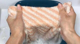 Khăn mặt khăn tắm có mùi hôi, chảy nhớt đừng giặt với xà phòng: Giặt với thứ này 3 phút sạch thơm như mới