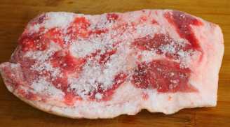 Thịt lấy ra từ ngăn đá cứng như cục gạch: Thêm thìa gia vị này, chỉ 5 phút là thịt mềm, không mất chất