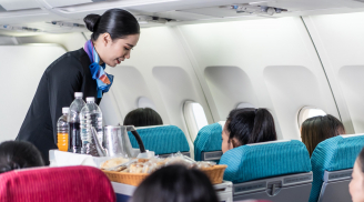 Tiếp viên hàng không khuyên bạn: Không năn ăn uống gì trên máy bay, lý do cực kỳ đặc biệt