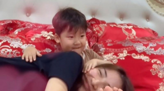Con trai Hòa Minzy khiến fans 'tan chảy' với hành động vỗ về dành cho mẹ