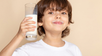Trẻ uống sữa mãi vẫn không cao lên: Chuyên gia chỉ ra 3 loại sữa này càng uống càng 'lùn đi'