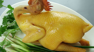 Luộc gà bằng nước lạnh là hoàn toàn sai: Đây mới là loại nước chuẩn nhất giúp gà vàng ươm, da giòn sần sật