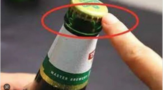 Nắp chai bia có một điểm nhỏ, cứ nhắm vào đấy mà bật nắp, không cần dùng dụng cụ phức tạp