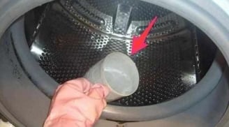 Trên máy giặt có 1 công tắc ẩn, nước bẩn sẽ chảy ra ngay khi nó được bật lên