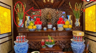 Đặt lọ hoa lên bàn thờ để bên trái hay phải mới hút lộc: Thắp hương 30 năm nhưng không phải ai cũng biết?