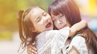 Một cái ôm đơn giản từ cha mẹ mang đến vô vàn điều ý nghĩa đối với con