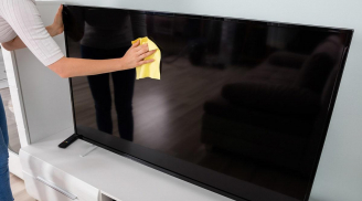 Đừng lau màn hình TV bằng giấy ăn hay nước lã: Lấy thứ này lau một lần là sạch bụi bẩn lại an toàn