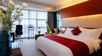 Vì sao khách sạn thường để một tấm vải trải cuối giường: Không chỉ để trang trí, nó còn có công dụng đặc biệt