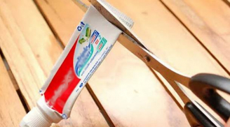 Vỏ kem đánh răng dùng hết đừng vội vứt đi, cắt ra để trong nhà có nhiều lợi ích