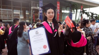 Á hậu Thúy Vân khoe loạt ảnh tốt nghiệp đại học lần hai ở tuổi 30