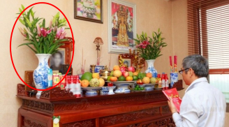 Lọ hoa trên bàn thờ đặt bên trái hay bên phải mới đúng: Nhiều nhà đang làm sai mà không biết