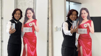 Ông xã Việt Hương thích thú chụp ảnh cùng phiên bản 2D của vợ nhưng thắc mắc điều kỳ lạ này
