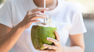 4 thời điểm không nên uống nước dừa