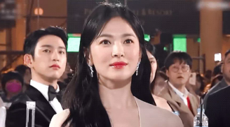Song Hye Kyo tích cực lăng xê 2 màu son để có được vẻ ngoài 'lão hóa ngược'