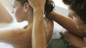 Vợ chồng khi tắm chung thường sẽ làm gì? Các cặp đôi có nên tắm cùng nhau không?