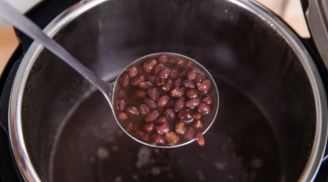 Dù là chè đậu đen hay đậu đỏ, trước khi nấu làm thêm 1 bước, hạt đậu nhanh mềm, thơm bùi, không nát