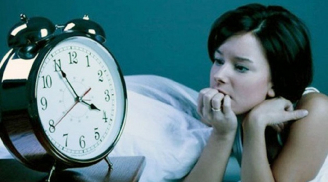 Vì sao lại nói nếu tỉnh giấc vào nửa đêm, không nên uống nước, nhìn đồng hồ